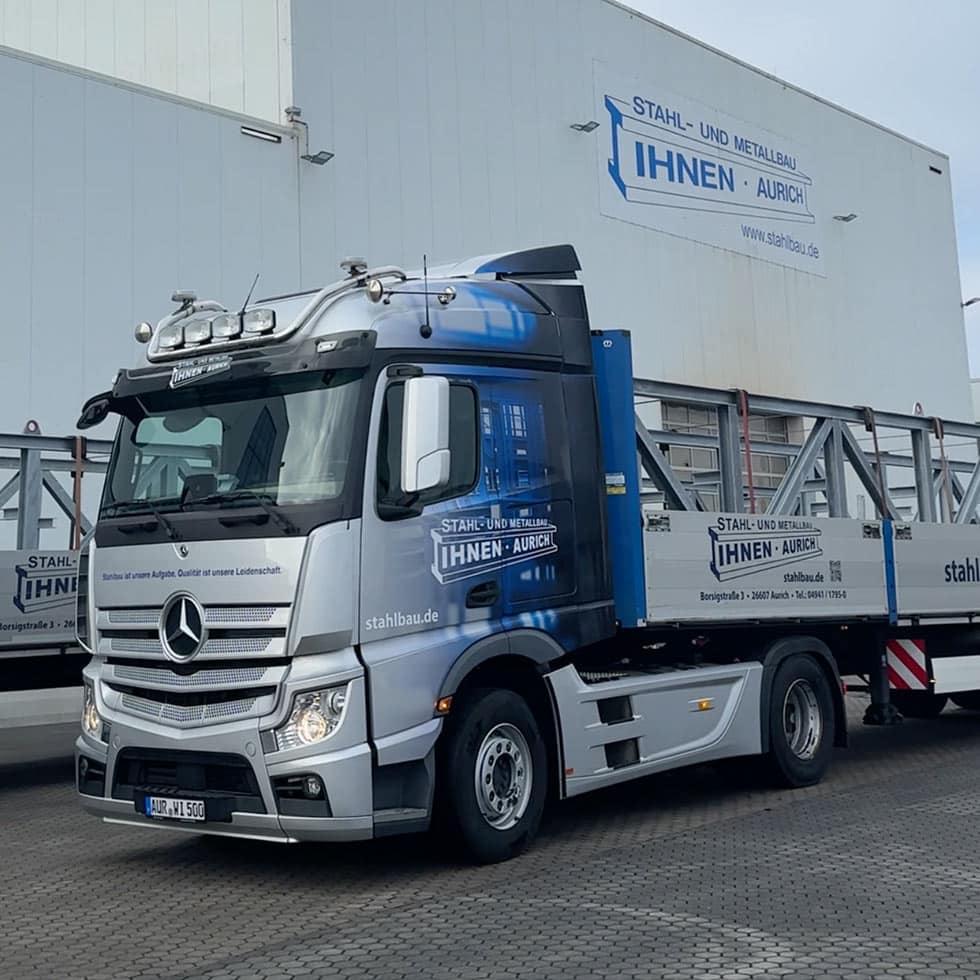LKW Lieferung vor Stahlbau Ihnen Gebäude